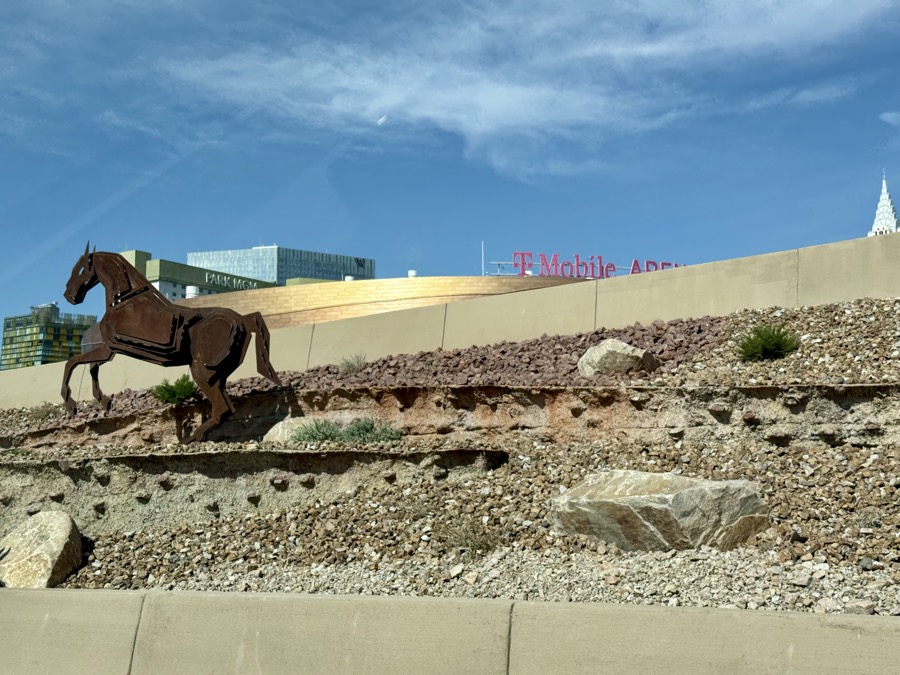 I-15 N T-MOBILE ARENA